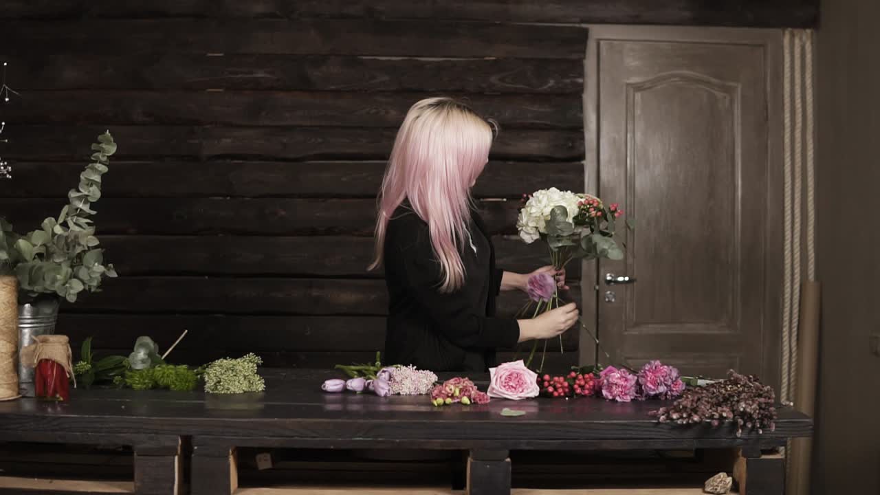 어두운 배경에 있는 예쁜 소녀 꽃가루가 꽃의 조성을 만 ⁇ 니다. 현대적인 나무 인테리어