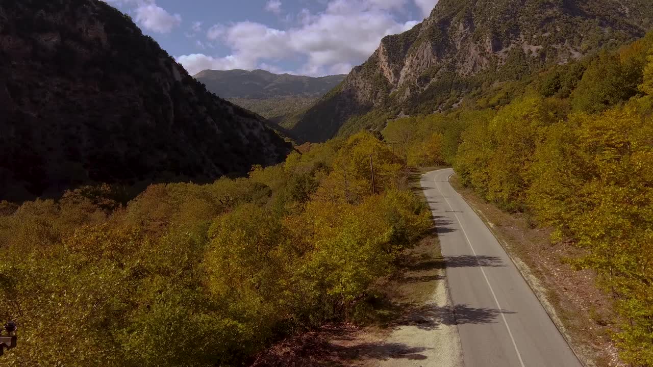 트럭의 조감도는 산길을 통과한다