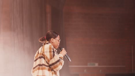 mujer actuando en el escenario