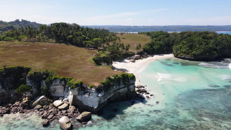 Vista-Aérea-De-La-Hermosa-Playa-Con-Meseta-En-Watu-Bella-Beach-En-West-Sumba,-East-Nusa-Tenggara,-Indonesia