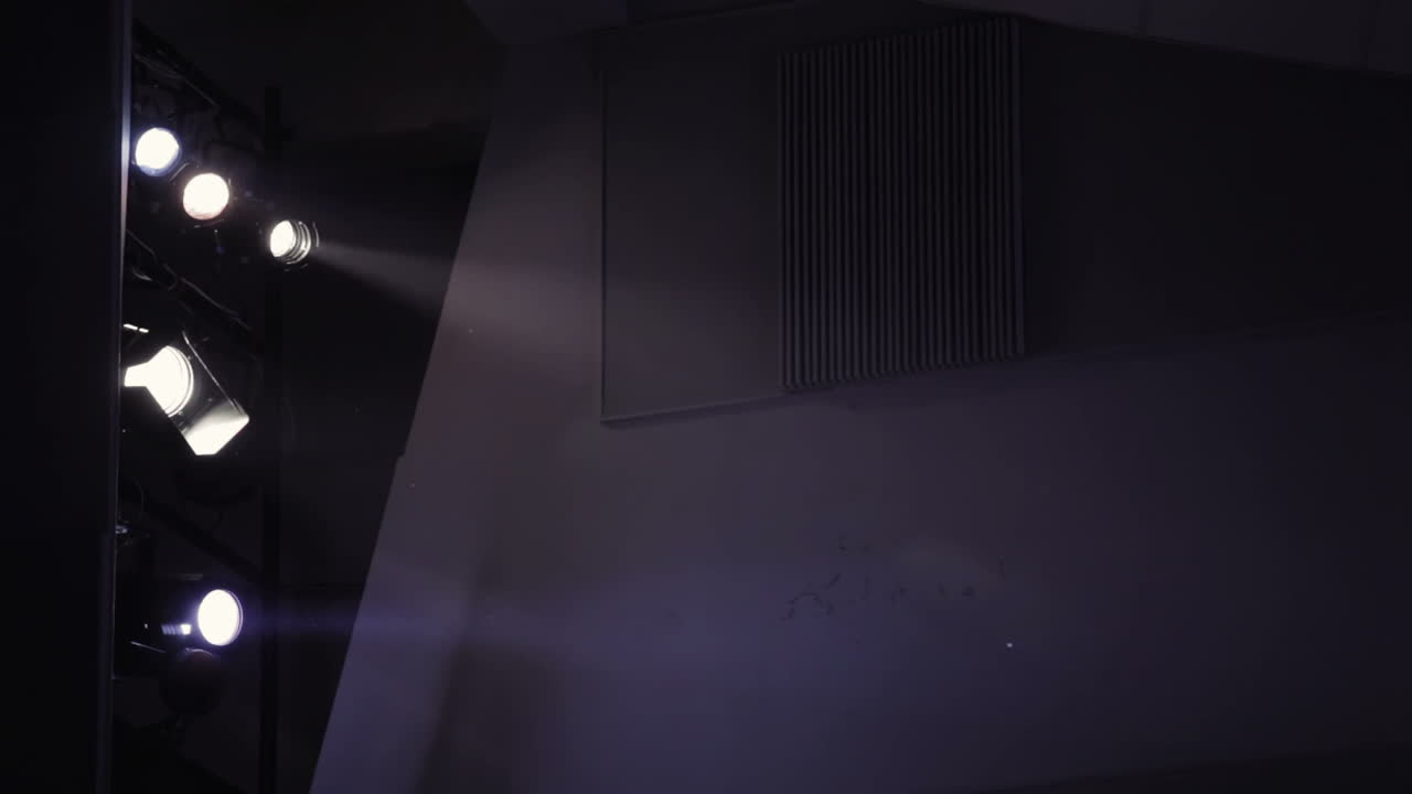 cinco reflectores en el teatro