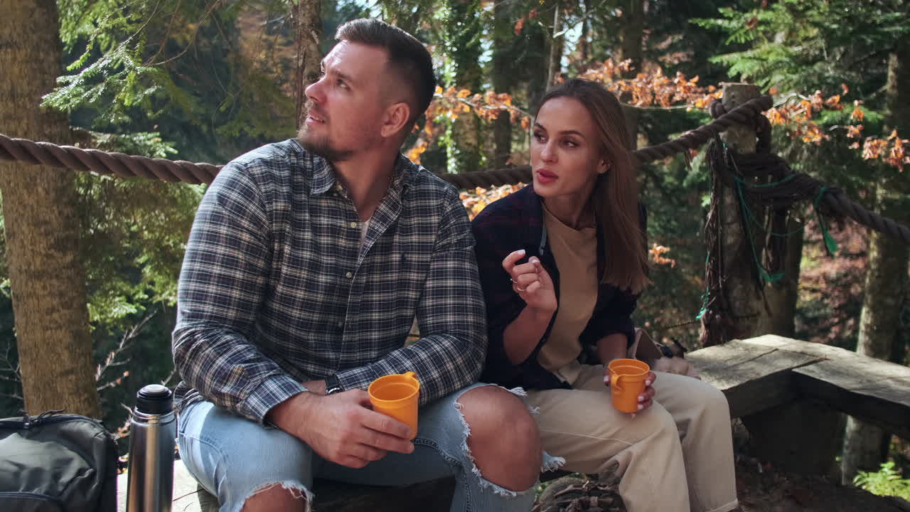 숲 에서 휴식 을 즐기는 부부