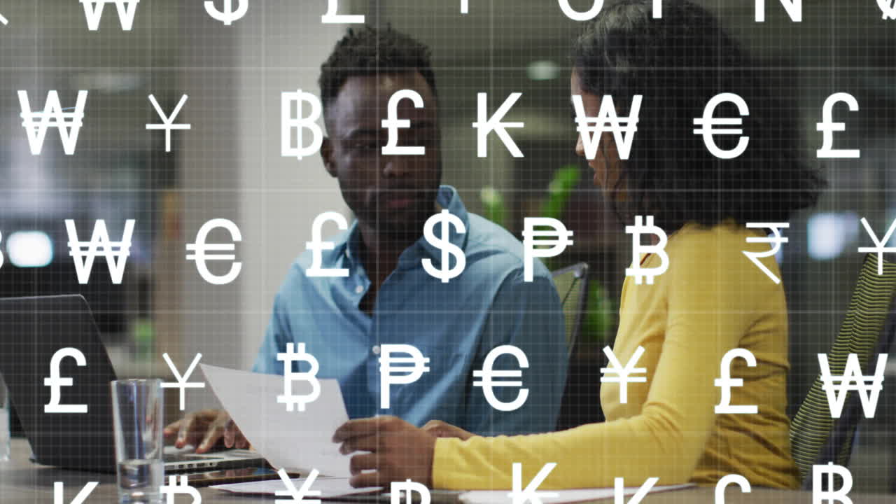 Animazione di simboli di valuta ed elaborazione dati su diverse persone d'affari in ufficio.