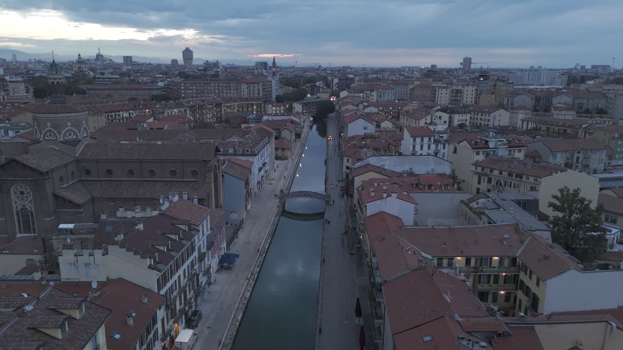 Splendide riprese aeree dei Navigli di Milano catturate con drone cinematografico.