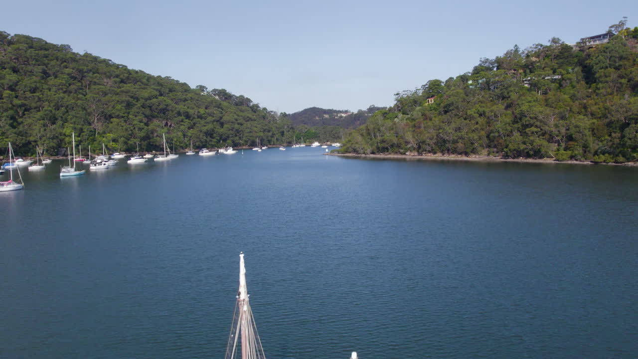 un clásico velero de dos mástiles pasa por el puerto central de sydney