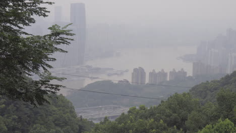 Viendo-La-Plaza-De-Rifas-De-Chongqing-Inundada-En-La-Montaña