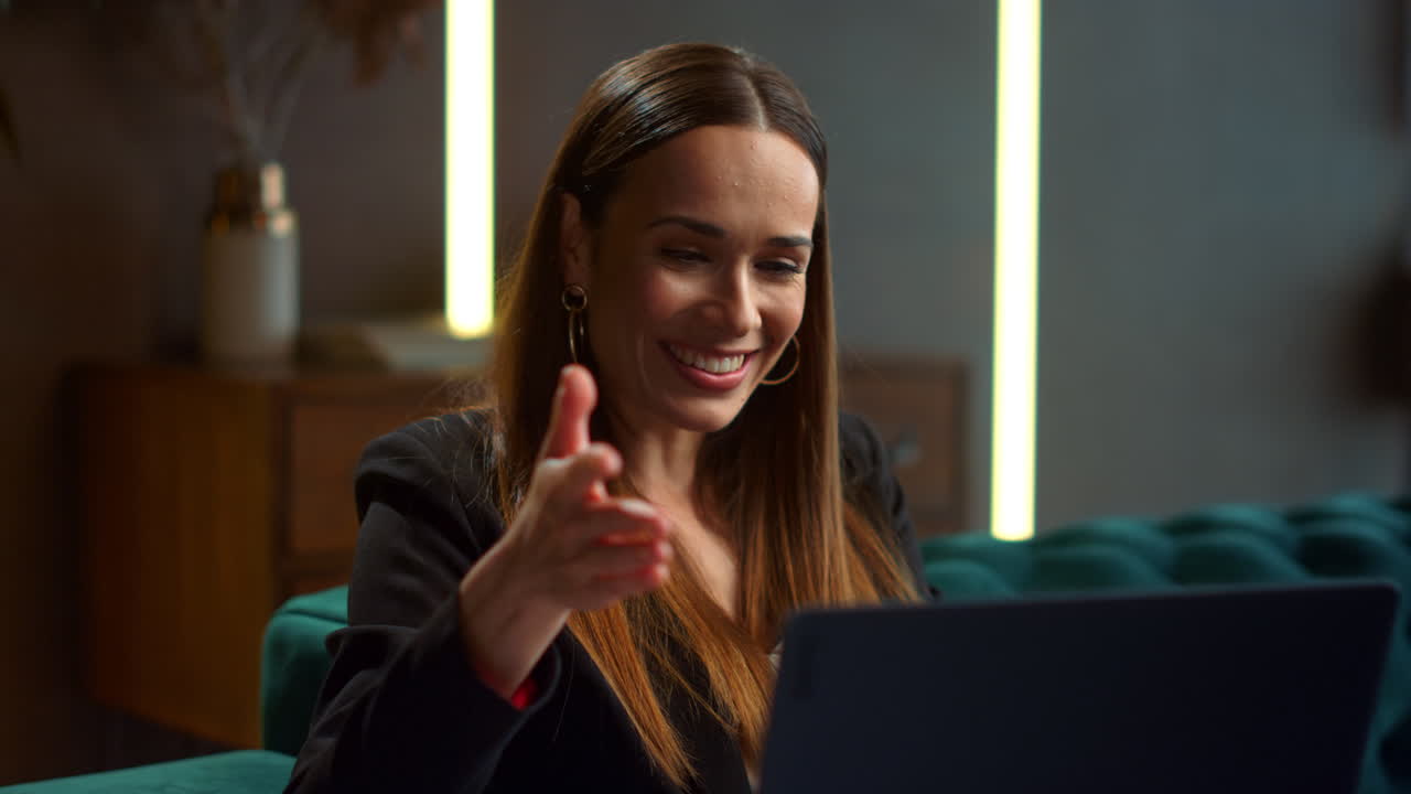 empresaria usando laptop