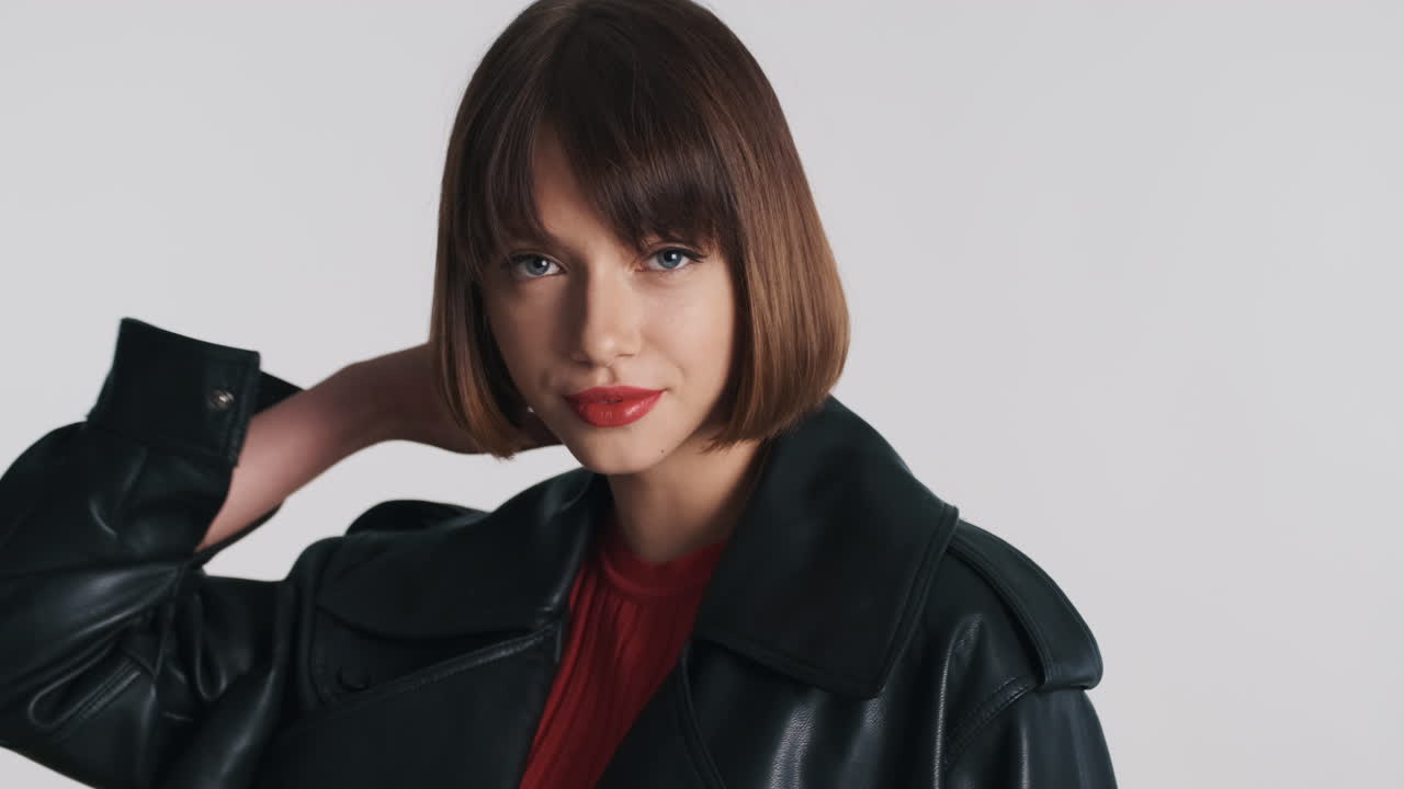 빨간 입술 을 가진 여자 모델 이 포즈 를 취 하고 있다