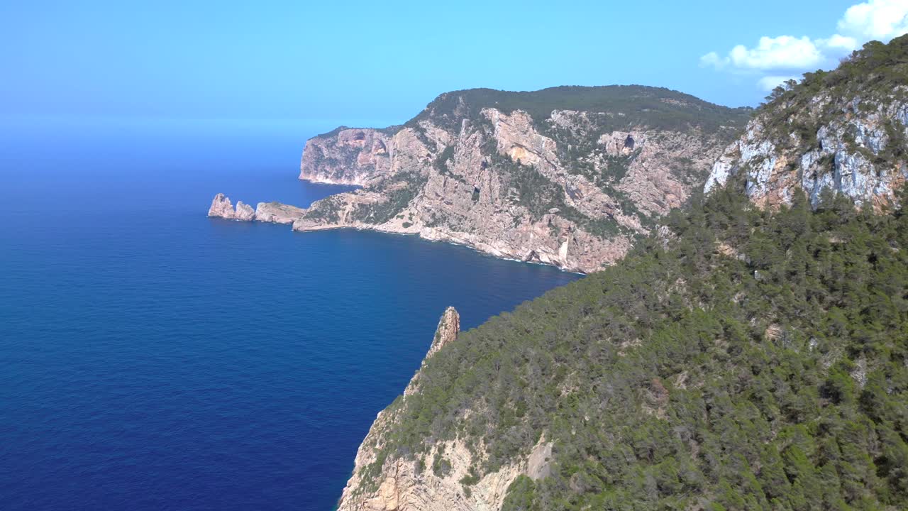 Panorama scenografico delle maestose scogliere e delle acque turchesi di Ibiza, che cattura l'essenza della bellezza mediterranea. Vista aerea unica, volo panoramico, panoramica con drone