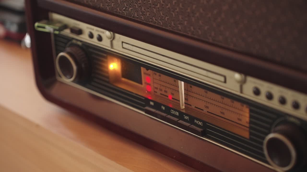 역 변경 장치가 있는 오래된 라디오