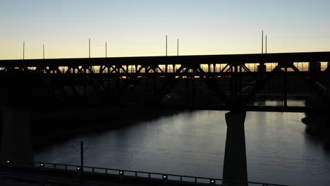 Vista-Aérea-De-Drones-Del-Puente-De-Alto-Nivel-De-Edmonton-Y-El-Río-Saskatchewan-Del-Norte-Durante-El-Crepúsculo-Previo-Al-Amanecer