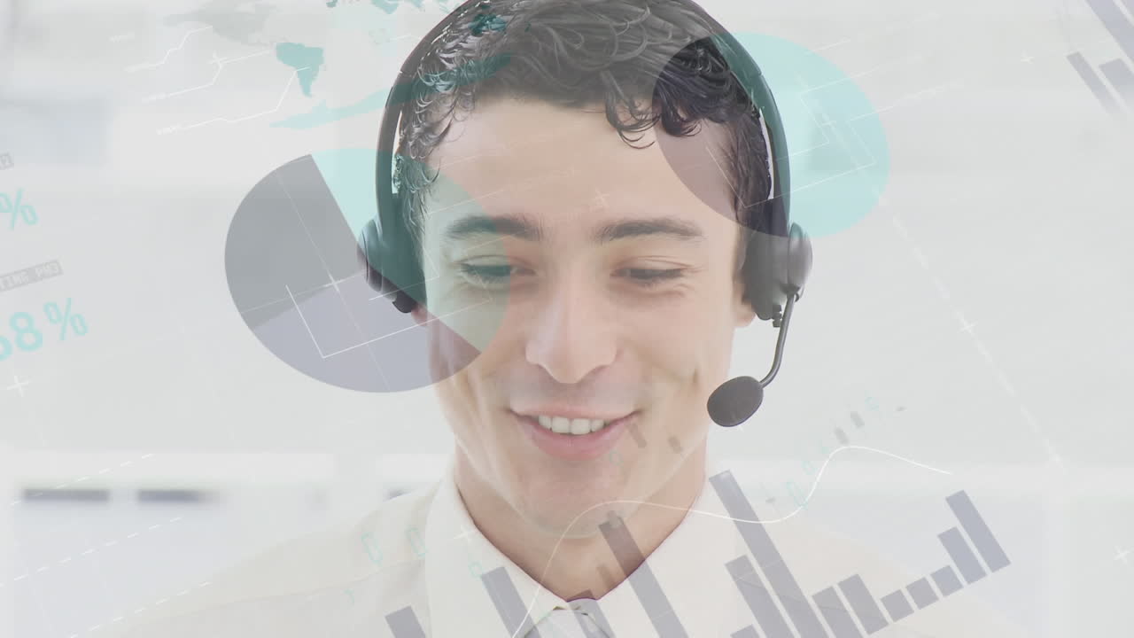animación del procesamiento de datos financieros y estadísticos sobre un hombre de negocios que lleva auriculares de teléfono