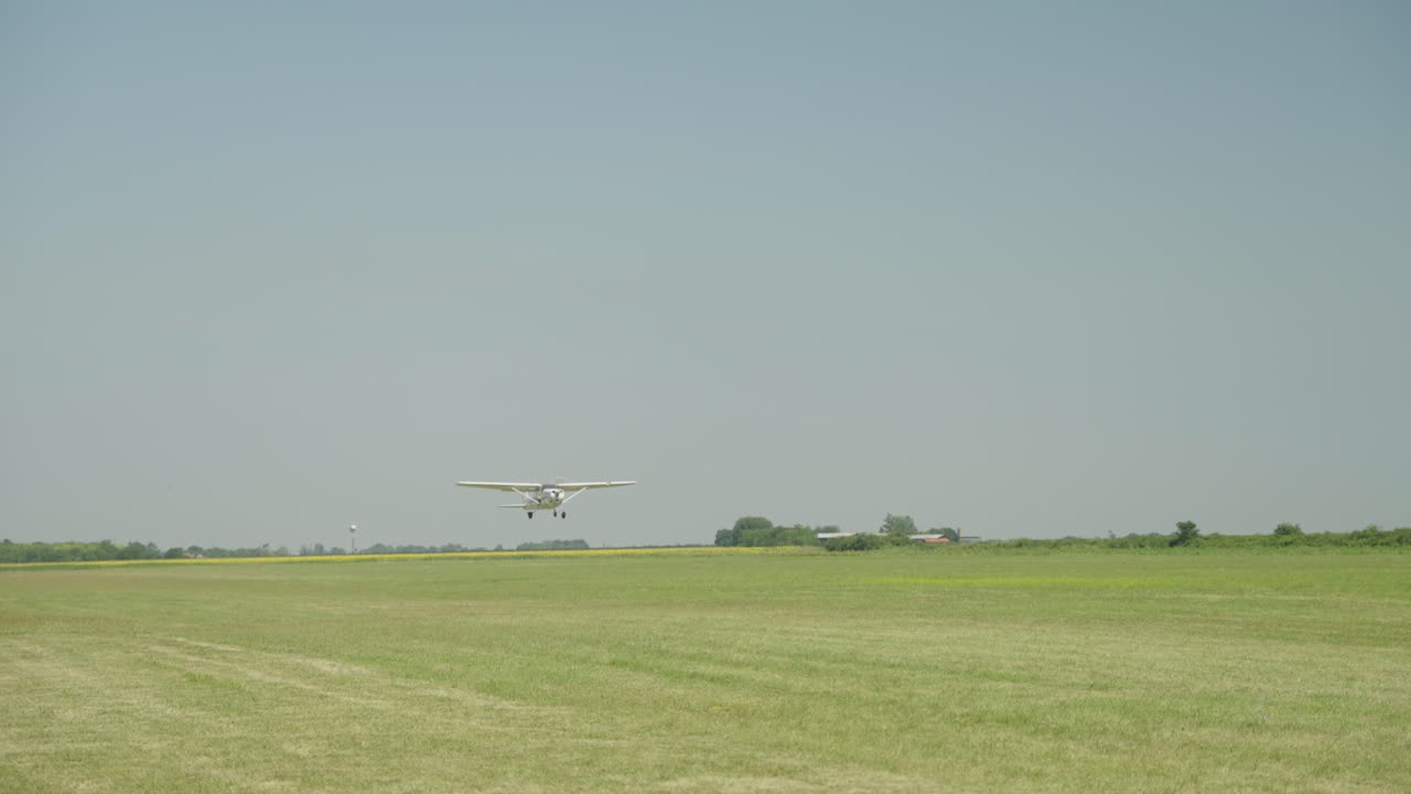 노비에서 이륙하는 비행기 슬픈  ⁇ 빛 날