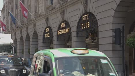 Außenansicht-Des-Ritz-Hotels-Am-Piccadilly-In-London,-Vereinigtes-Königreich-Mit-Verkehr-Im-Vordergrund-3