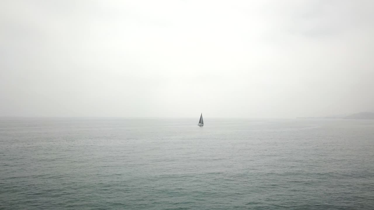 Ripresa con drone di una barca a vela che naviga nell'oceano.