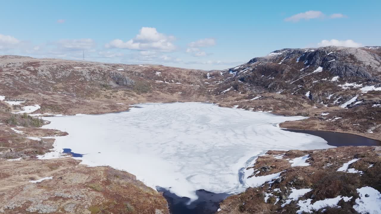 Jäätynyt Palvatnet-järvi vuoren vieressä päivällä Leknesissä, Vestvågøyssä, Nordlandissa, Norjassa.