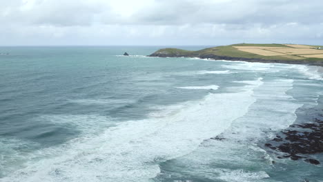 Vista-Aérea-Sobre-La-Bahía-De-Constantine-Mirando-Hacia-Trevose-Head,-Cornwall,-Inglaterra