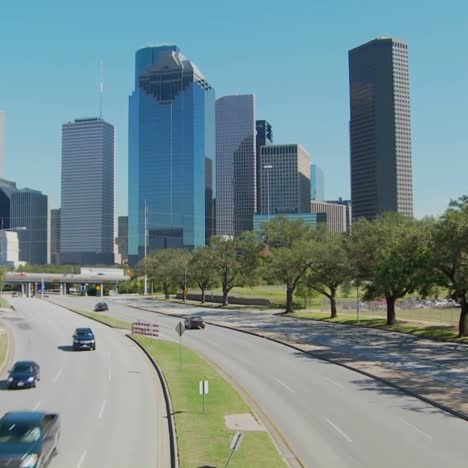 Cars-drive-along-a-highway-leading-into-downtown-Houston