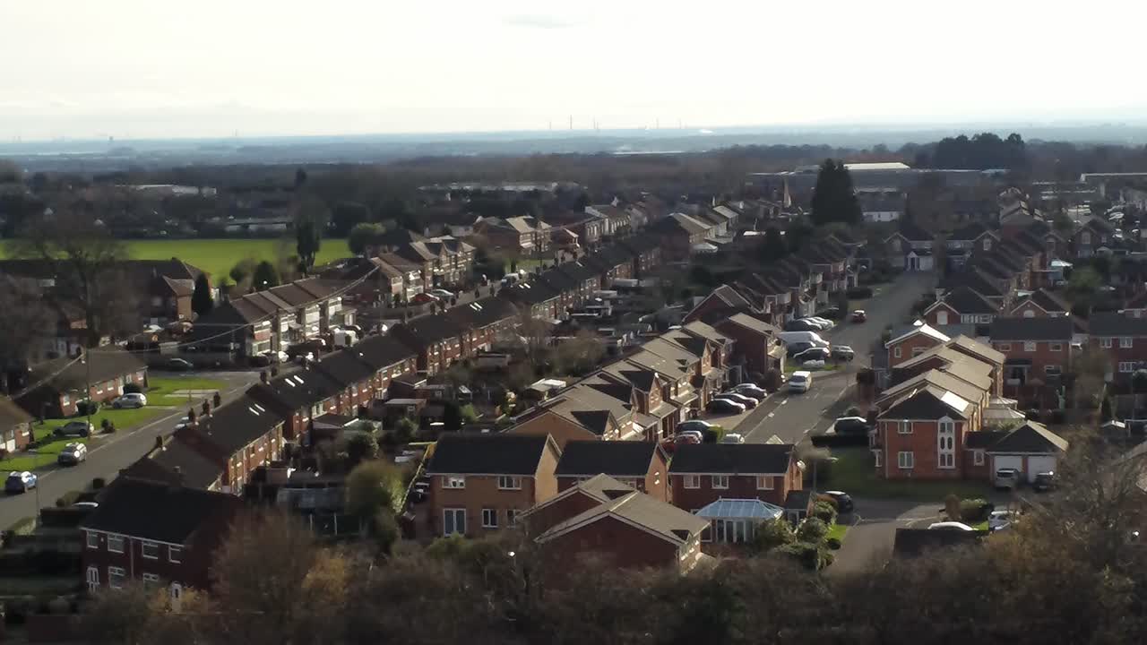 casas de barrio de casas rurales británicas con vistas aéreas de espacios verdes a través del horizonte de la montaña snowdonia, orbitando a la derecha