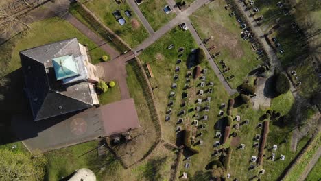 perspectiva de la vista de los pájaros en una vieja iglesia y torre medieval con un cementerio