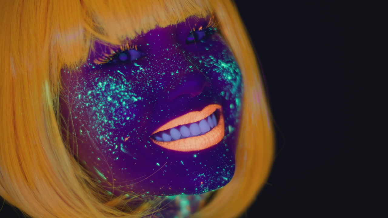 mujer con pintura facial de neón