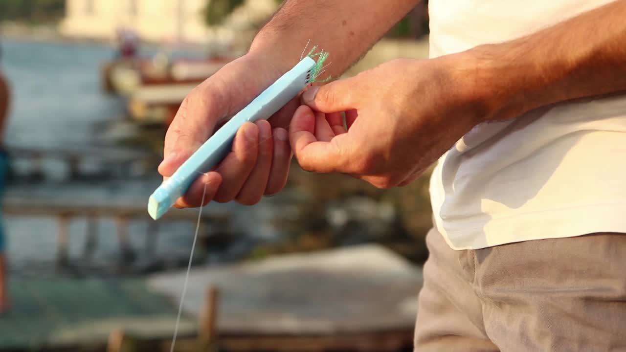 Il Pescatore Prepara La Canna da Pesca 5