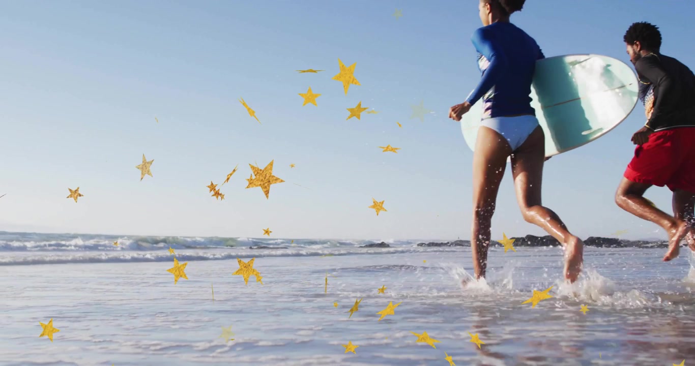 Surfisti sportivi con tavole da surf che entrano tra le onde che si infrangono per prendere l'onda con coriandoli a forma di stella dorati