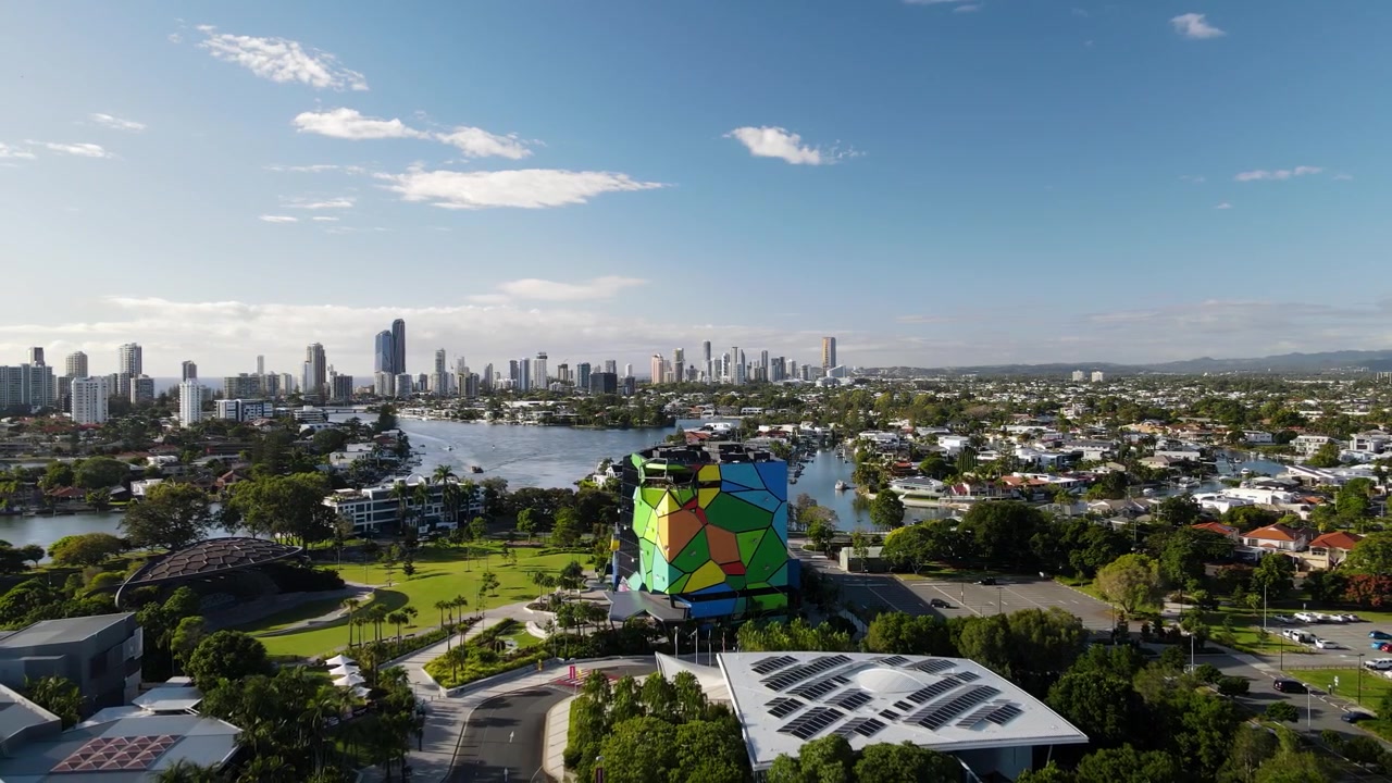 Moderno edificio multicolore dal design architettonico con uno sfondo di skyline imponente. Bundall, Gold Coast Australia.