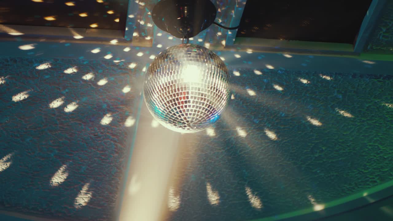 Globo de discoteca girando refletindo linda luz