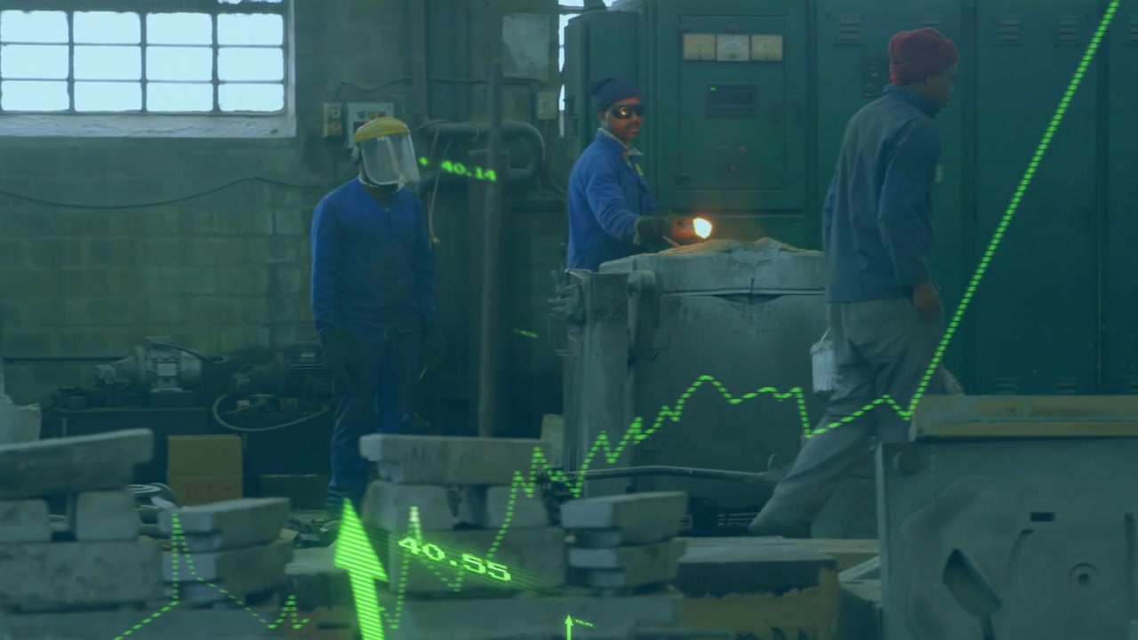 Trabajador tomando un cucharón y vertiendo metal fundido en moldes en una fundición, con un gráfico verde superpuesto.
