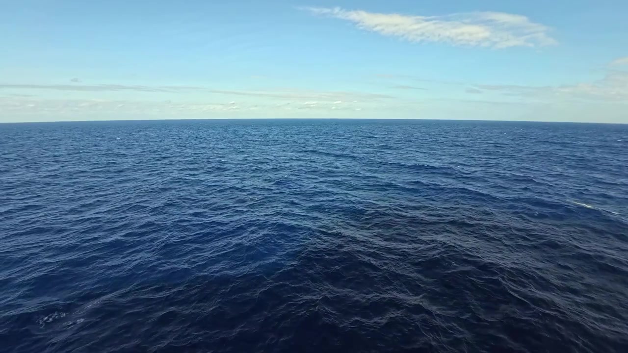 Vasto oceano blu con onde dolci sotto un cielo sereno