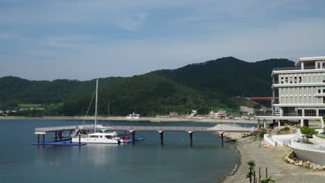 Un-Yate-De-Lujo-Atracado-En-Un-Puerto-En-La-Ciudad-De-Geoje-En-La-Isla-De-Geojedo-En-Corea-Del-Sur---Tiro-De-Establecimiento-Estático