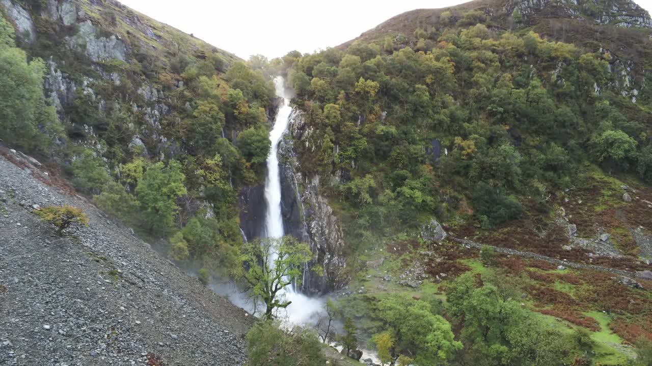 idílica cordillera de snowdonia aber falls falls parque nacional vista aérea hacia adelante