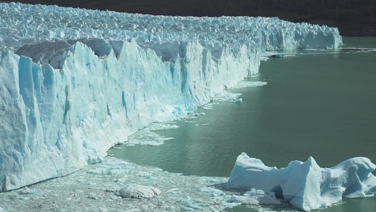 plano medio del frente del glaciar perito moreno y lago argentino