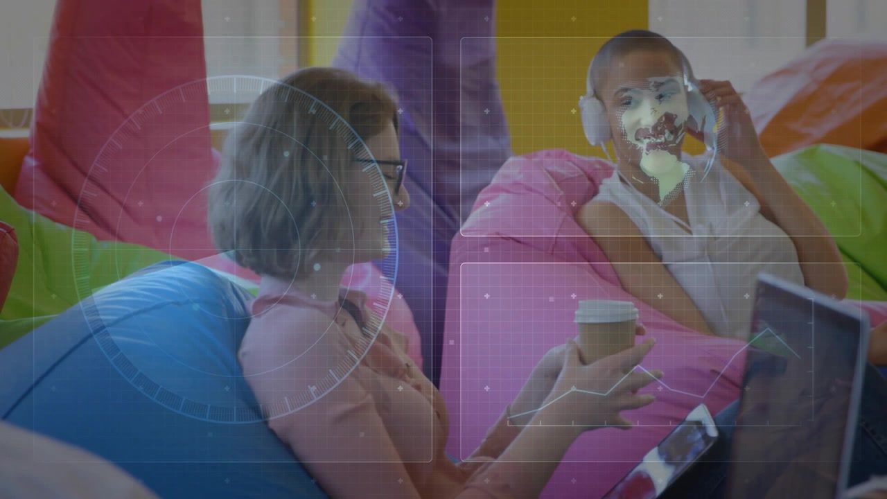 Donna a sinistra che tocca un tablet, donna a destra che regola le cuffie, con un'interfaccia utente sovrapposta che mostra grafici educativi intorno al tablet.