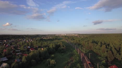 vista aérea de un tren de mercancías que corre en el campo de rusia