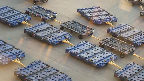 carros de equipaje vacíos alineados en el aeropuerto en el asfalto