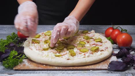 preparando una deliciosa pizza