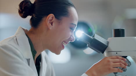 Wissenschaft,-Forschung-Und-Glückliche-Frau-Mit-Mikroskop
