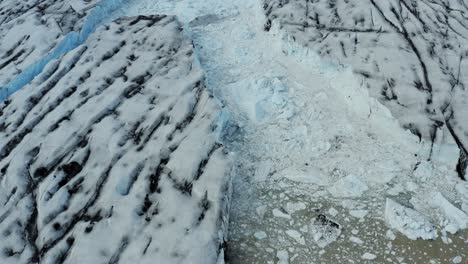 Antena-Sobre-El-Glaciar-Con-Hielo-Flotante-En-El-Lago-Glacial---Vatnajokull,-Islandia