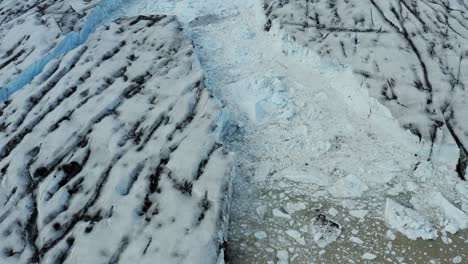antena sobre el glaciar con hielo flotante en el lago glacial - vatnajokull, islandia