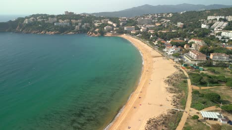 Imagen-Aerea-De-La-Playa-De-S&#39;agaro-En-La-Costa-Brava-De-España-Mar-Azul-Playa-De-La-Duquesa-Sin-Gente-Paseo-Costanero