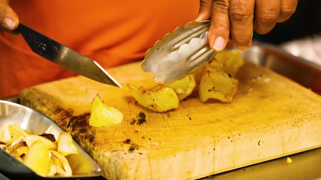 나무 의 절단판 에서 음식 을 준비 하는 것