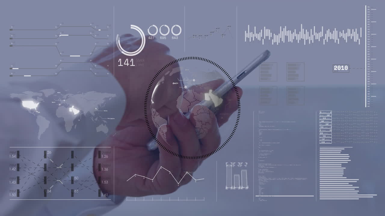 animación del globo y procesamiento de datos sobre el hombre caucásico usando teléfono inteligente en la oficina