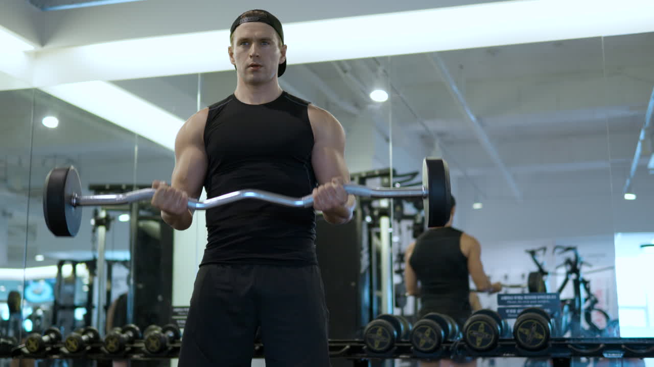 atleta haciendo ejercicio con pesas en un gimnasio cubierto