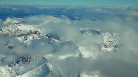 Isla-Sur-Nueva-Zelanda-Picos-Nevados-Aéreo-Drone-Vuelo-Gran-Altitud-Invierno-Nublado-Hermoso-Soleado-Mañana-Tarde-Cardrona-Queenstown-Wanaka-Milford-Sonido-Paisaje-A-La-Izquierda-Movimiento