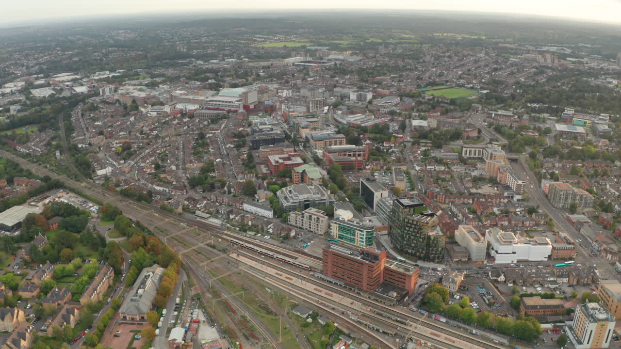 tomada aérea de la estación y la ciudad de watford junction