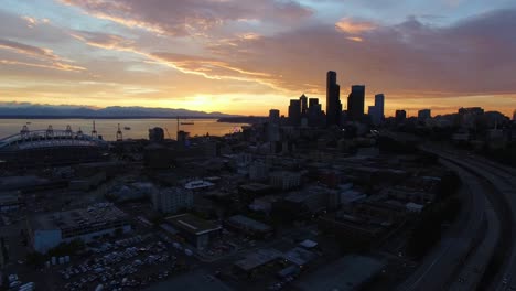 toma aérea al atardecer de los rascacielos del centro de seattle