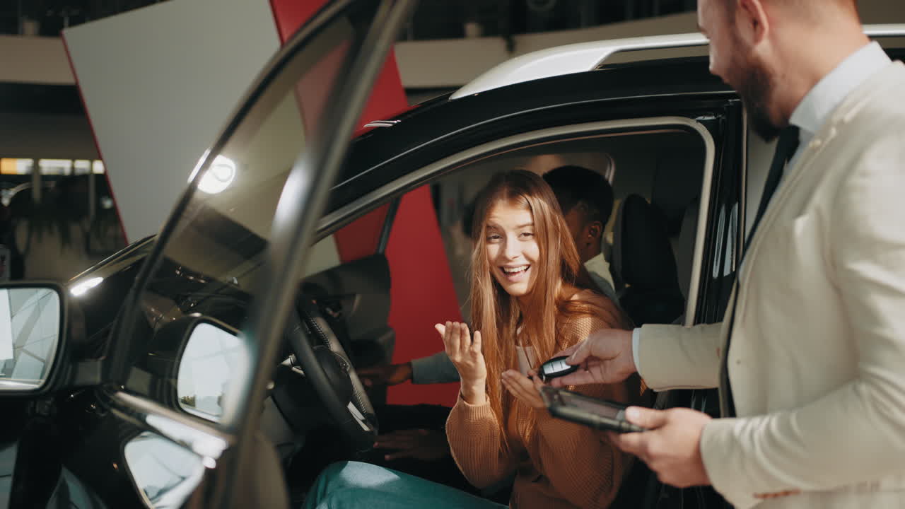 una pareja feliz comprando un coche nuevo.