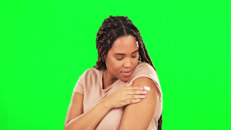 pantalla verde, vacuna y mujer con yeso